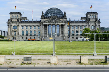 Rasenregeneration auf dem Platz der Republik in Berlin