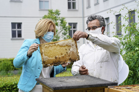 Pressetermin mit Julia Klöckner zum Weltbienentag in Berlin