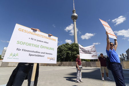 Kundgebung für die Wiedereröffnung von Sportstudios in Berlin
