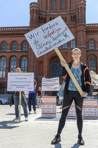 Kundgebung für die Wiedereröffnung von Sportstudios in Berlin