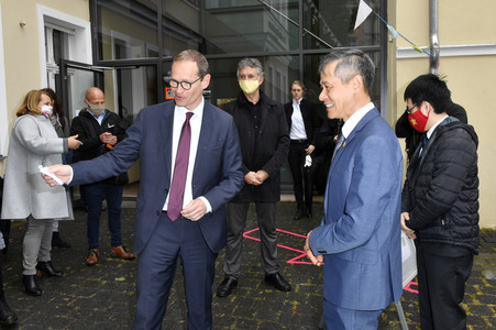 Spende von Masken und Handschuhen an die Stadt Berlin