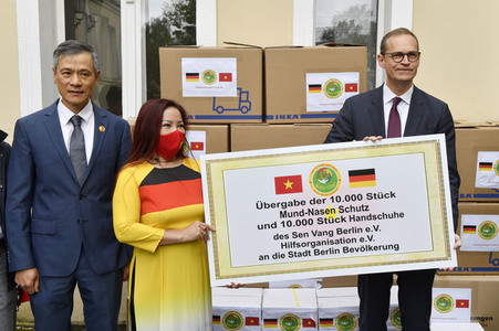 Spende von Masken und Handschuhen an die Stadt Berlin
