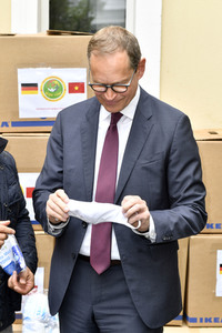 Spende von Masken und Handschuhen an die Stadt Berlin