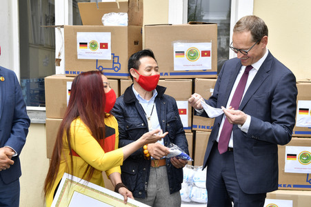 Spende von Masken und Handschuhen an die Stadt Berlin