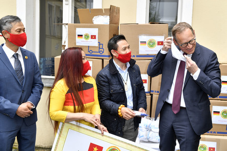 Spende von Masken und Handschuhen an die Stadt Berlin