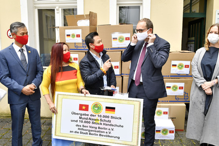 Spende von Masken und Handschuhen an die Stadt Berlin