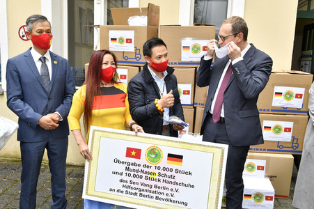 Spende von Masken und Handschuhen an die Stadt Berlin