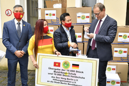 Spende von Masken und Handschuhen an die Stadt Berlin