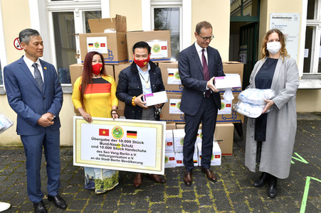 Spende von Masken und Handschuhen an die Stadt Berlin
