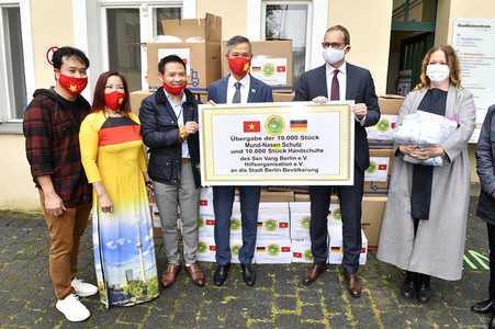 Spende von Masken und Handschuhen an die Stadt Berlin