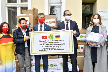 Spende von Masken und Handschuhen an die Stadt Berlin