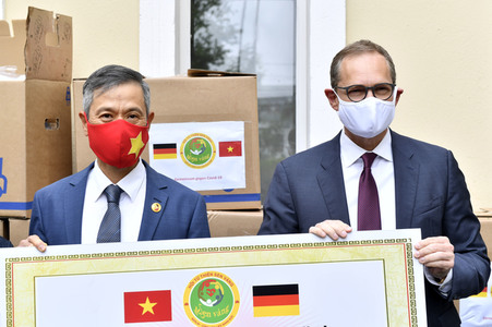 Spende von Masken und Handschuhen an die Stadt Berlin