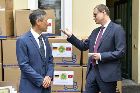 Spende von Masken und Handschuhen an die Stadt Berlin