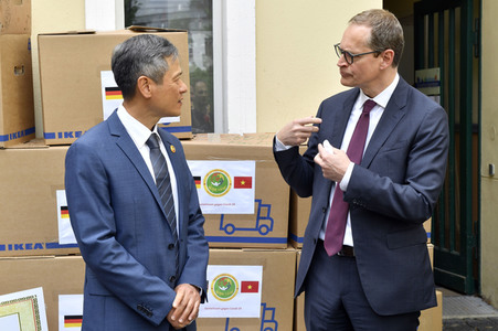 Spende von Masken und Handschuhen an die Stadt Berlin