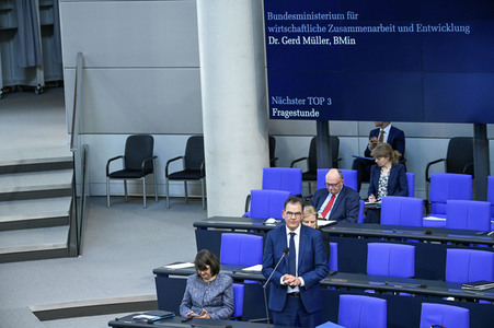 Aktuelle Stunde und Befragung der Bundesregierung in Berlin