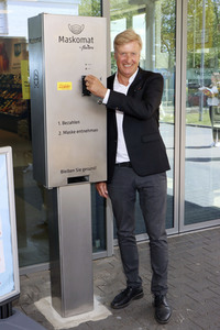Präsentation des ersten Maskenautomaten in Hamburg