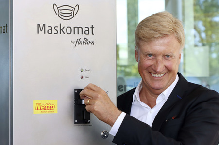 Präsentation des ersten Maskenautomaten in Hamburg