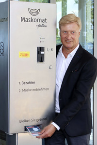 Präsentation des ersten Maskenautomaten in Hamburg