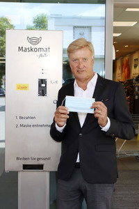 Präsentation des ersten Maskenautomaten in Hamburg