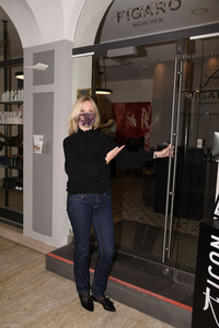 Simone von Anhalt im Friseursalon 'Figaro' in München