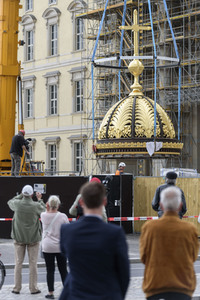 Kuppelkreuz-Montage auf dem Humboldt-Forum in Berlin