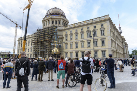 Kuppelkreuz-Montage auf dem Humboldt-Forum in Berlin