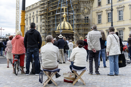 Kuppelkreuz-Montage auf dem Humboldt-Forum in Berlin