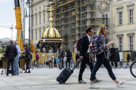 Kuppelkreuz-Montage auf dem Humboldt-Forum in Berlin