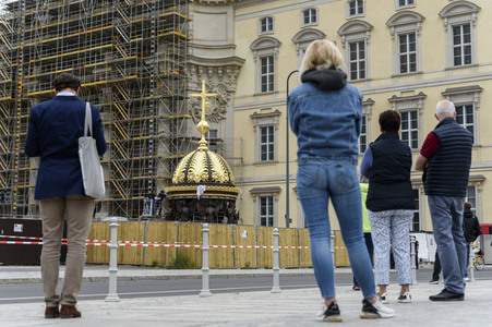 Kuppelkreuz-Montage auf dem Humboldt-Forum in Berlin