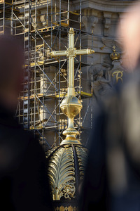 Kuppelkreuz-Montage auf dem Humboldt-Forum in Berlin