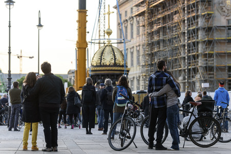 Kuppelkreuz-Montage auf dem Humboldt-Forum in Berlin