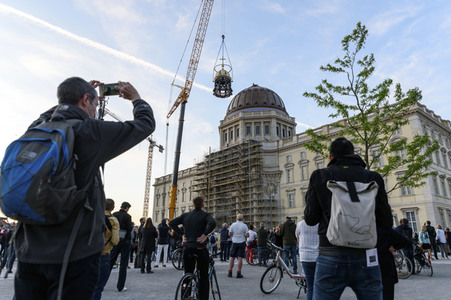 Kuppelkreuz-Montage auf dem Humboldt-Forum in Berlin