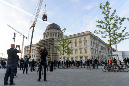 Kuppelkreuz-Montage auf dem Humboldt-Forum in Berlin