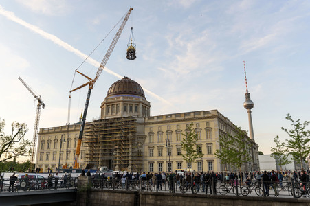 Kuppelkreuz-Montage auf dem Humboldt-Forum in Berlin