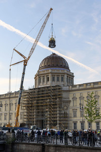 Kuppelkreuz-Montage auf dem Humboldt-Forum in Berlin