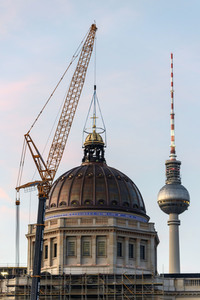 Kuppelkreuz-Montage auf dem Humboldt-Forum in Berlin