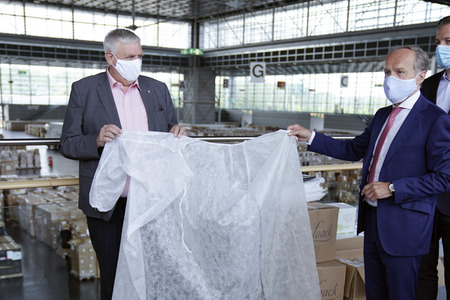 Besuch im Landeslager für Schutzausrüstung in Düsseldorf
