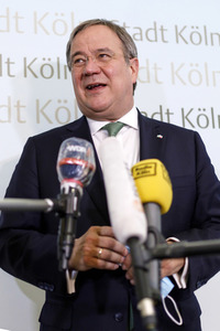 Armin Laschet besucht das Gesundheitsamt Köln