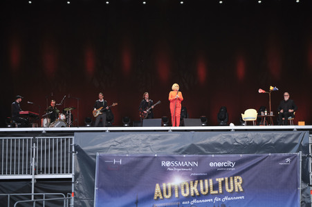 Revue 'Nutten, Koks und frische Erdbeeren - Die Geschichte des deutschen Schlagers' in Hannover