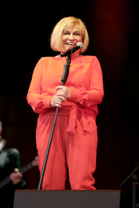 Revue 'Nutten, Koks und frische Erdbeeren - Die Geschichte des deutschen Schlagers' in Hannover