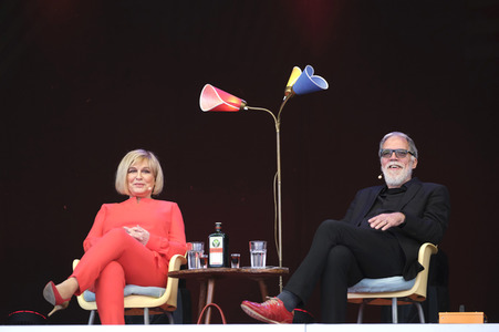 Revue 'Nutten, Koks und frische Erdbeeren - Die Geschichte des deutschen Schlagers' in Hannover