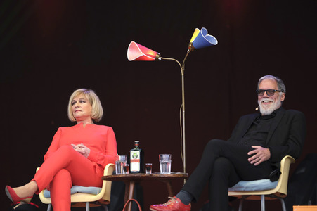 Revue 'Nutten, Koks und frische Erdbeeren - Die Geschichte des deutschen Schlagers' in Hannover