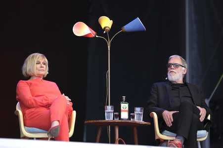 Revue 'Nutten, Koks und frische Erdbeeren - Die Geschichte des deutschen Schlagers' in Hannover