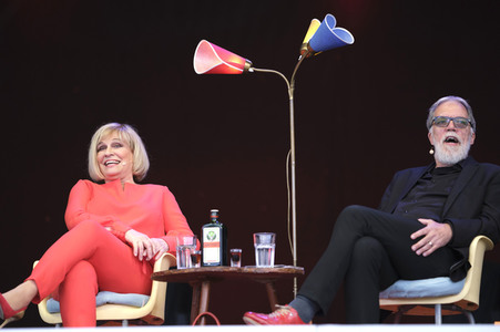 Revue 'Nutten, Koks und frische Erdbeeren - Die Geschichte des deutschen Schlagers' in Hannover