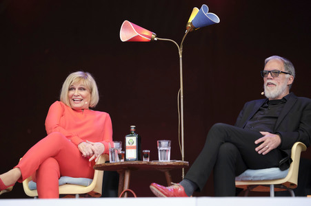 Revue 'Nutten, Koks und frische Erdbeeren - Die Geschichte des deutschen Schlagers' in Hannover