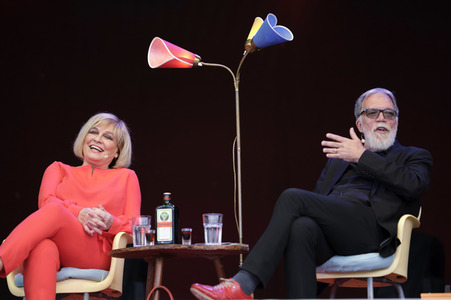 Revue 'Nutten, Koks und frische Erdbeeren - Die Geschichte des deutschen Schlagers' in Hannover