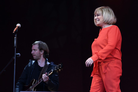 Revue 'Nutten, Koks und frische Erdbeeren - Die Geschichte des deutschen Schlagers' in Hannover
