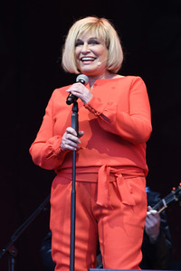 Revue 'Nutten, Koks und frische Erdbeeren - Die Geschichte des deutschen Schlagers' in Hannover