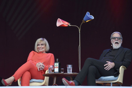 Revue 'Nutten, Koks und frische Erdbeeren - Die Geschichte des deutschen Schlagers' in Hannover