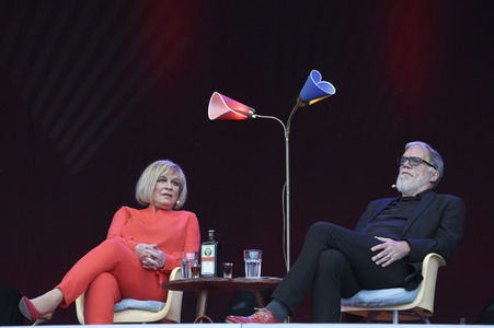 Revue 'Nutten, Koks und frische Erdbeeren - Die Geschichte des deutschen Schlagers' in Hannover